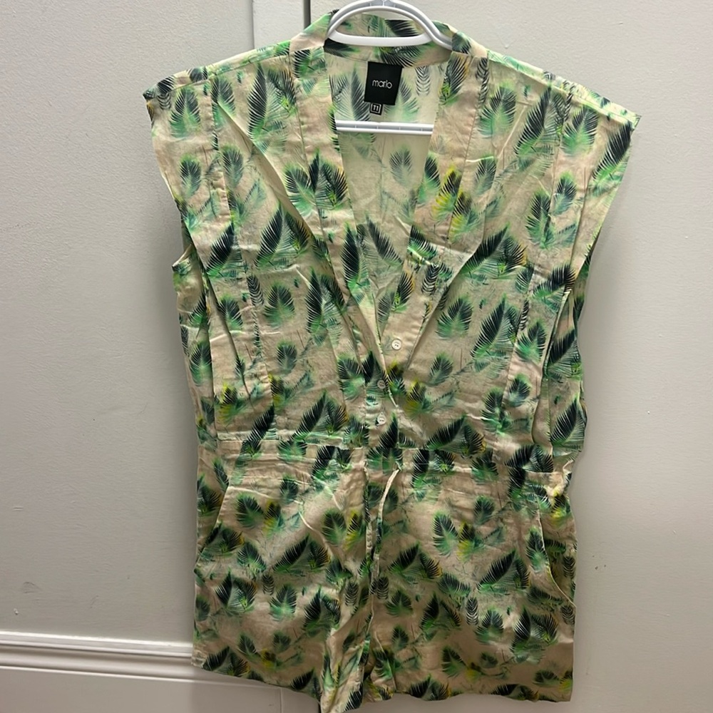 This dress features a drawstring to tighten the waistband.